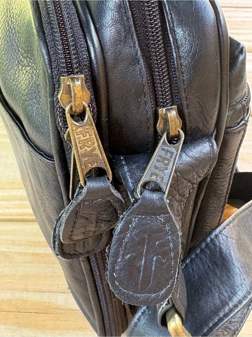 Frye compact black